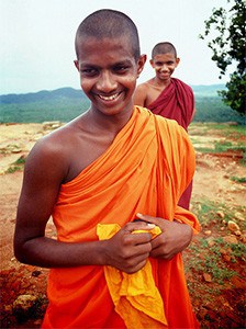 Dwóch uśmiechniętych mnichów Sri Lanki.