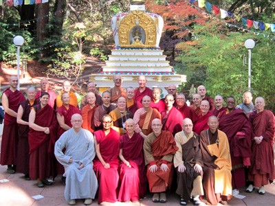 صورة جماعية للرهبان.