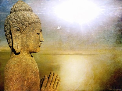 Zijaanzicht van Boeddhabeeld met fel licht op de achtergrond