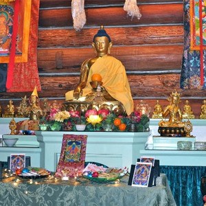Der Altar der Abtei, vorbereitet für die Medizin-Buddha-Puja.