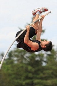 Un polevaulting hombre.