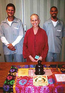 Le Vénérable Chodron avec Andy et Ken au South Central Correctional Center de Licking, Missouri.
