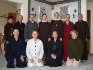 Zdjęcie grupowe wizytujących zakonnic i mieszkańców opactwa.
