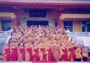 Velká skupina mnichů.