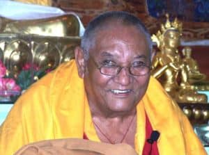 Khensur Dziampa Tegchok Rinpocze, uśmiechając się.