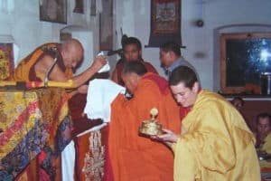 الموقر Chodron ، خلف Lama Yeshe ، يقدم الماندالا.