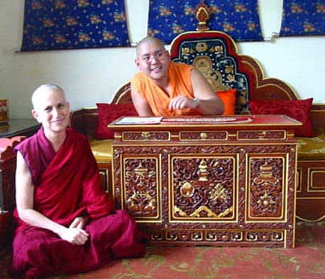 Venerável Chodron sentado com Ling Rinpoche.