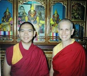 الموقر Chodron و Tsenshap Serkong Rinpoche يقفان معًا.