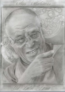 Czarno-biały rysunek ołówkiem Jego Świątobliwości Dalajlamy.