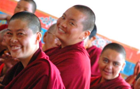 तिब्बती ननहरू मुस्कुराउँदै।