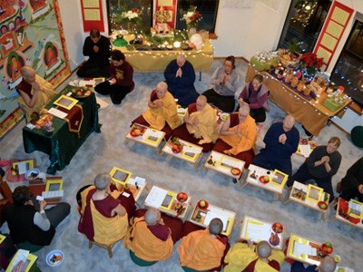 Grupo de monásticos y laicos practicando el Día de Lama Tsongkhapa.