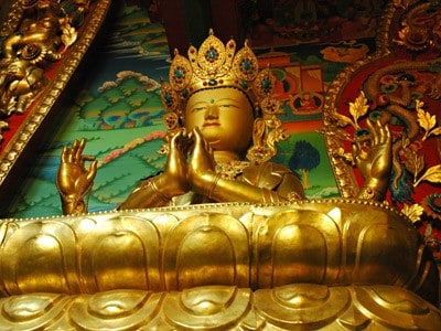 Een enorm standbeeld van Chenrezig in Nepal.