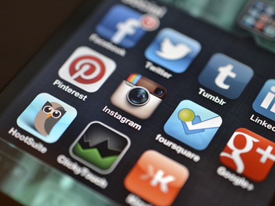 Ekran smartfona przedstawiający ikony mediów społecznościowych.
