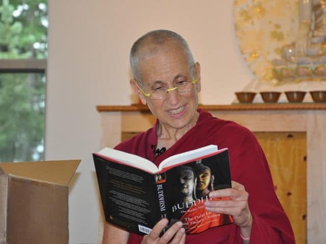 المبجل Thubten Chodron يقرأ من الكتاب الجديد لـ Bodhisattvaa's Breakfast Corner على قناة Abbey على YouTube.