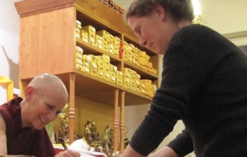 Czcigodny Chodron podpisuje książkę dla studenta Dharmy w Tibet House we Frankfurcie.