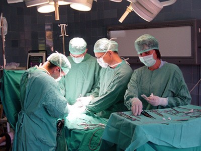 Specjaliści medyczni wykonujący operacje.