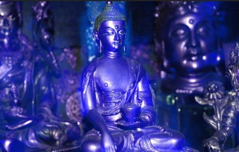 تمثال الطب الأزرق لبوذا.