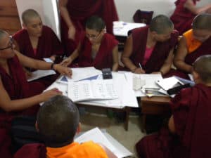 Un gruppo di suore tibetane che studia.