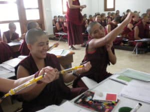 Uśmiechnięte zakonnice tybetańskie w klasie.