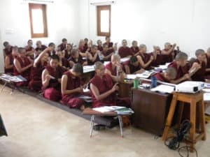 Grupa studiujących tybetańskich zakonnic.