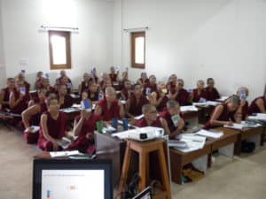Zakonnice tybetańskie siedzące w klasie.