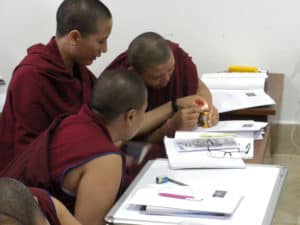 Monjas tibetanas trabajando juntas en clase.