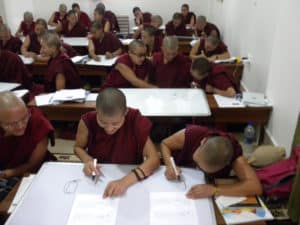 तिब्बती ननहरू सँगै अध्ययन गर्दै।