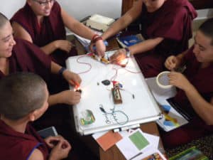 藏族尼姑正在搭建电路板。
