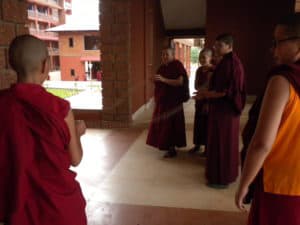 Grupa tybetańskich zakonnic rozmawiających ze sobą.