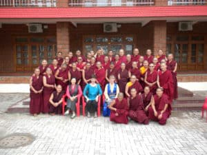 Grupa tybetańskich zakonnic z trzema świeckimi.