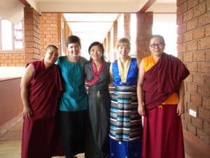Twee Tibetaanse nonnen en drie leken.