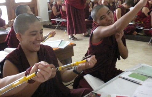 कक्षाकोठामा तिब्बती ननहरू।