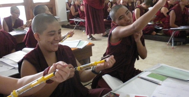 الراهبات التبت في الفصل الدراسي.