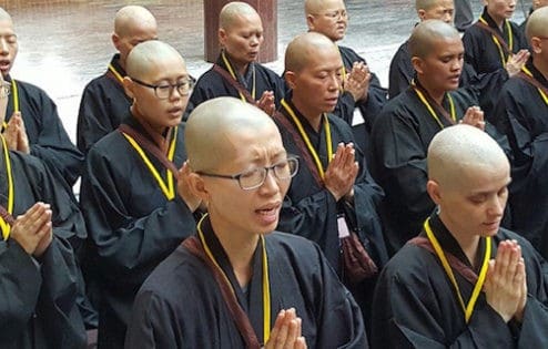 Grupa mniszek na Tajwanie podczas ceremonii święceń bhikszuni.