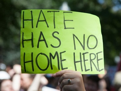 Znak, który mówi: „Nienawiść nie ma tu domu”.