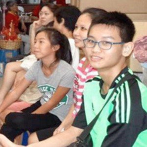 مجموعة من الشباب في سنغافورة يستمعون إلى التدريس.
