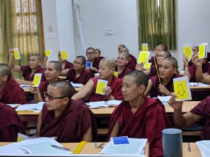 कक्षामा तिब्बती ननहरू।