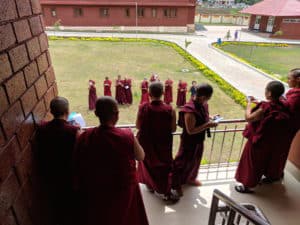 तिब्बती ननहरूको समूह प्रयोग गर्दै।