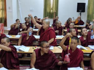 कक्षामा तिब्बती ननहरू।