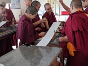 तिब्बती ननहरू प्रयोग गर्दै।