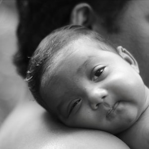 Primo piano del volto di un bambino.