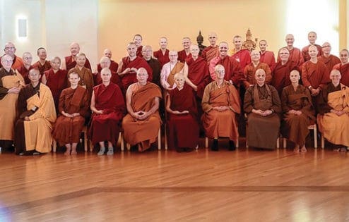Zdjęcie grupowe ze spotkania klasztornego.