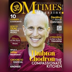 غلاف مجلة OMTimes يظهر فيه Chodron المبجل يبتسم.