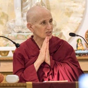 ဆရာတော် Chodron သည် လက်ဖဝါးဖြင့် သင်ကြားသည်။