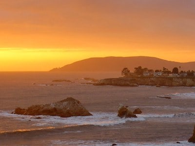 Heldere gouden en oranje zonsondergang bij Pismo Beach.