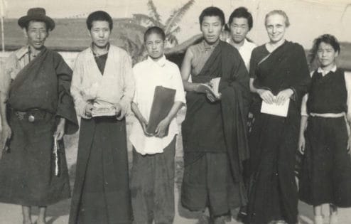 Freda Bedi berdiri bersama sekelompok orang Tibet di Buxa.