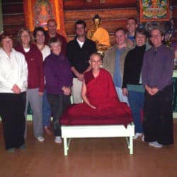 Odkrywanie życia monastycznego 2005 uczestników i Czcigodny Chodron w sali medytacyjnej.