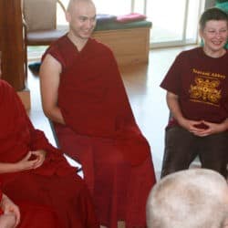 Uczestnicy Odkrywania życia monastycznego siedzą w kręgu i dyskutują w Sali Medytacyjnej Opactwa Sravasti.