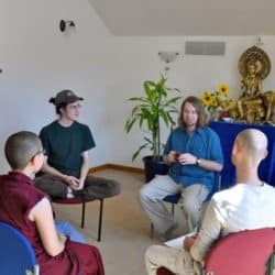 Uczestnicy Tygodnia Młodych Dorosłych siedzą w kręgu dyskusyjnym z dr Russellem Koltsem w pokoju Kuan Yin w opactwie Sravasti.