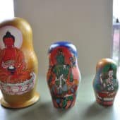 Trzy rosyjskie lalki z namalowanymi na nich Amitabhą, Zieloną Tarą i Wadżrasattwą.